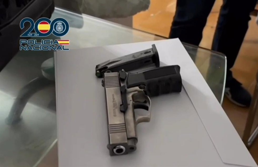 Arma intervenida en Rota tras el tiroteo donde ha muerto un hombre y otro ha resultado herido.