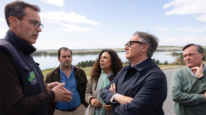 Manuel Gavira, este martes con los agricultores de la Comunidad de Regantes Sector B XII Bajo Guadalquivir, en Lebrija (Sevilla)