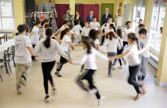 Alumnado del colegio Cardenal Herrera Oria, en Madrid, realizan una danza folclórica junto al consejero de Educación, Ciencia y Universidades, Emilio Viciana, el 25 de marzo de 2025.