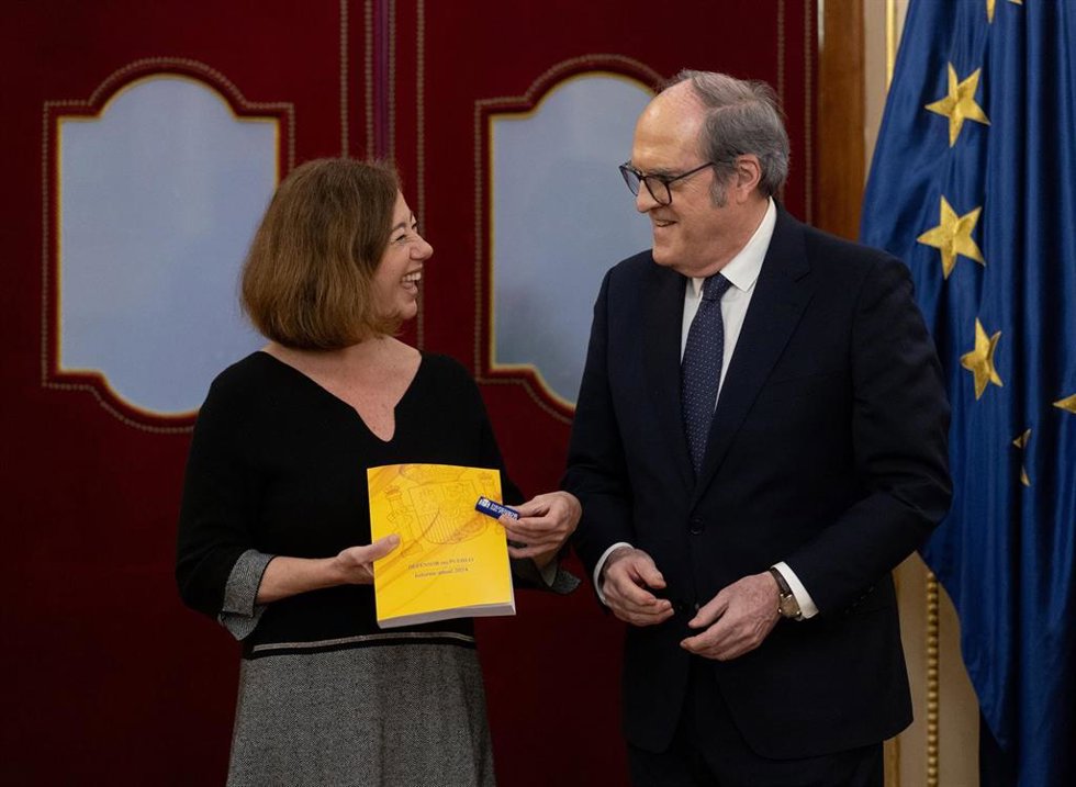 La presidenta del Congreso de los Diputados, Francina Armengol, recibe el Informe del Defensor del Pueblo correspondiente al año 2024, por parte del Defensor del Pueblo, Ángel Gabilondo, en el Congreso de los Diputados
