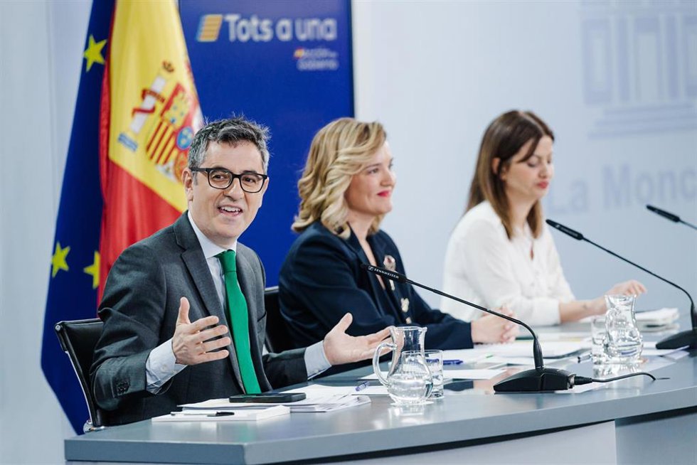 (I-D) El ministro de la Presidencia, Relaciones con las Cortes y Justicia, Félix Bolaños; la ministra Portavoz, Pilar Alegría y la ministra de Juventud e Infancia, Sira Rego, durante una rueda de prensa tras el Consejo de Ministros, en el Palacio de la 