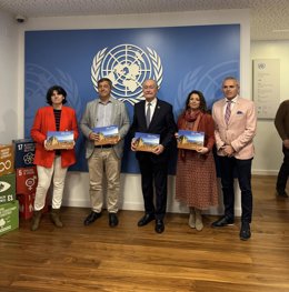 El  alcalde de Málaga, Francisco de la Torre, junto al rector de la UMA, Teodomiro López; la directora de Cifal Málaga, Déborah Salafranca; y la concejala delegada de Acción Exterior, Mar Torres,