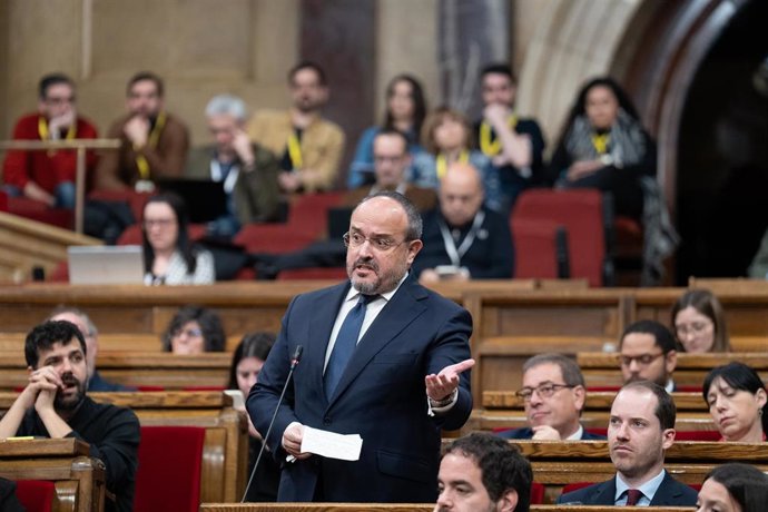 Archivo - El presidente del PP de Catalunya, Alejandro Fernández, interviene durante un pleno en el Parlamento de Catalunya