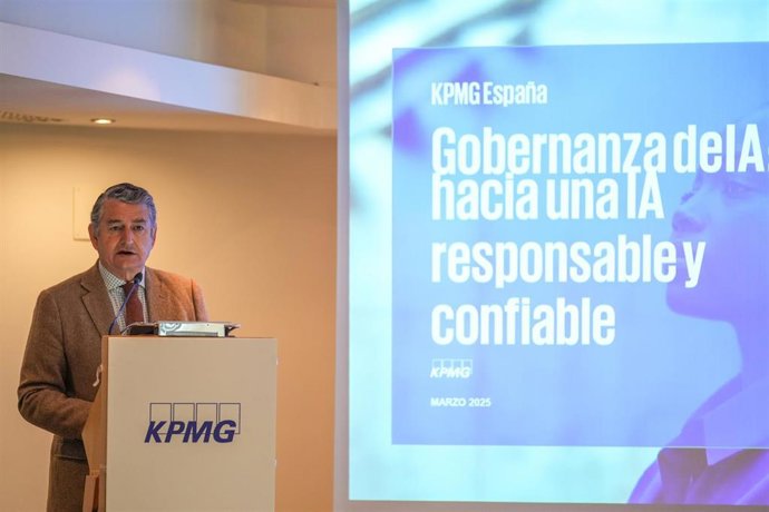 El consejero de la Presidencia, Interior, Diálogo Social y Simplificación Administrativa, Antonio Sanz, durante el acto de inauguración de las jornadas.