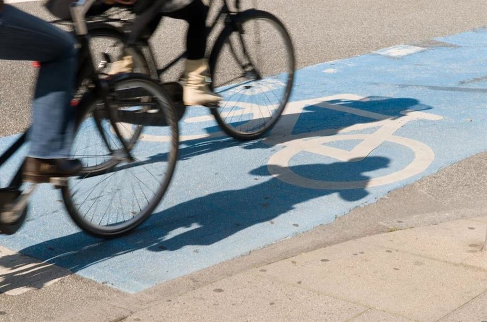 Bicicleta por un carril bici.
