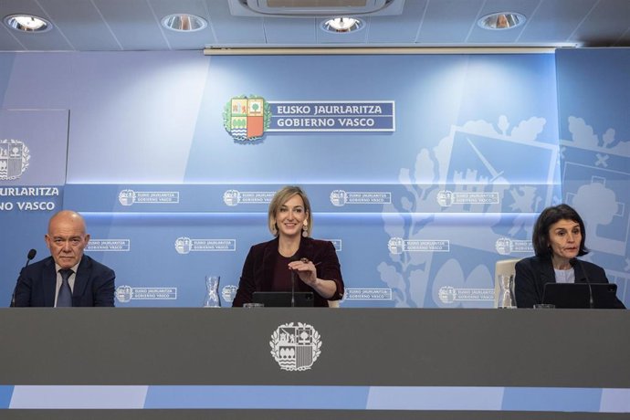 La portavoz y consejera de Gobernanza, Administración Digital y Autogobierno, María Ubarretxena, junto a los consejeros Juan Ignacio Pérez Iglesias y Nerea Melgosa en la rueda de prensa posterior al Consejo de Gobierno