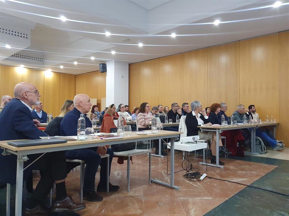 Durante los dos días que duran estas jornadas, profesores universitarios, abogados y abogadas y representantes sindicales, debaten sobre los protocolos de actuación que cada juzgado debe poner en marcha para la derivación a la mediación intrajudicial