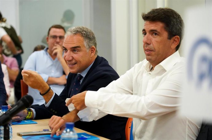 Archivo - El coordinador general del PP, Elías Bendodo (i), y el 'president' de la Generalitat Valenciana y presidente del PPCV, Carlos Mazón (d), en una imagen de archivo.