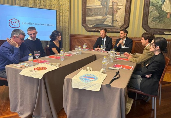 El consejero de Presidencia, Portavocía, Acción Exterior y Emergencias, Marcos Ortuño, y el director general de Acción Exterior y Cooperación, Juan José Almela, presentan la plataforma diseñada para reforzar los lazos de la comunidad fuera del territorio