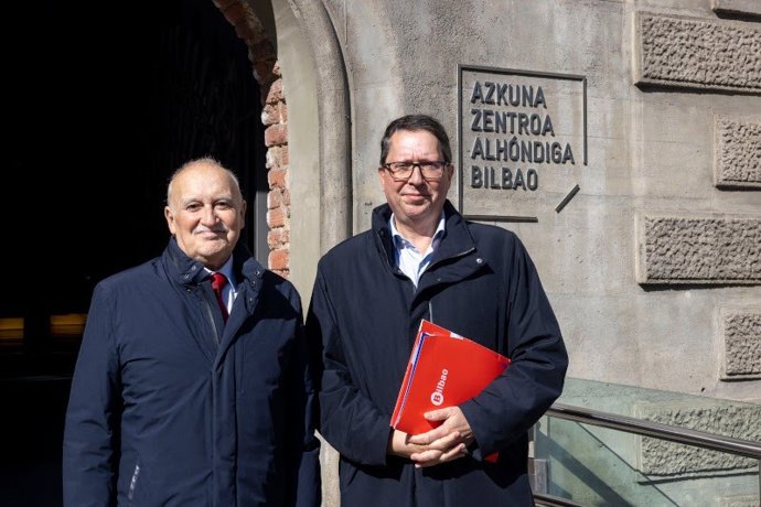 Gorka Martínez, director General de BBK, y Gonzalo Olabarria, concejal de Cultura y Gobernanza del  Ayuntamiento de Bilb