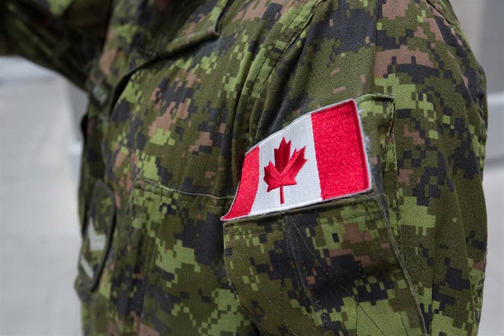 Archivo - Imagen de archivo de un parche con la bandera de Canadá en el uniforme de un militar del país