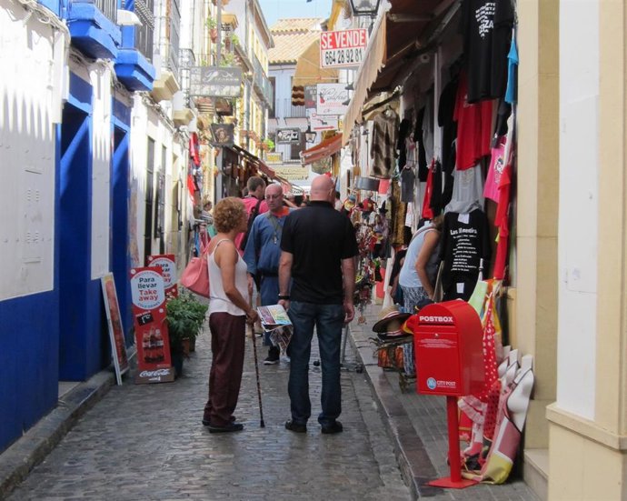 Archivo - Calle del casco histórico de Córdoba con casas con el cartel de 'Se vende', en una imagen de archivo.