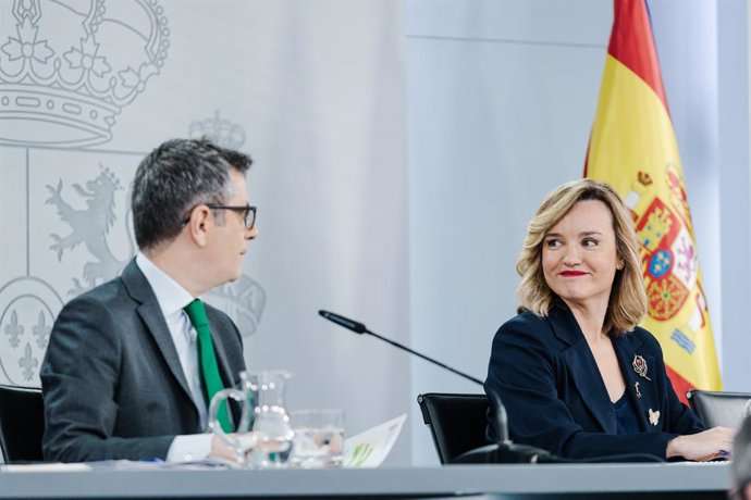 O Ministro da Presidência, Relações com os Tribunais e Justiça, Félix Bolaños, e a Porta-voz do Ministro, Pilar Alegría, durante uma coletiva de imprensa após o Conselho de Ministros, no Palácio Moncloa, em 25 de março de 2025, em Madri (Espanha). Os
