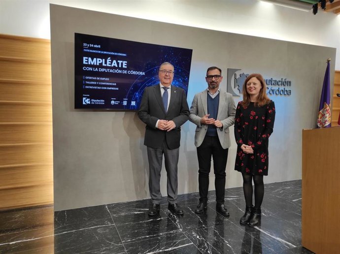Romero (centro), con Arenas y Mellado, en la presentación del 'Foro Empléate'.