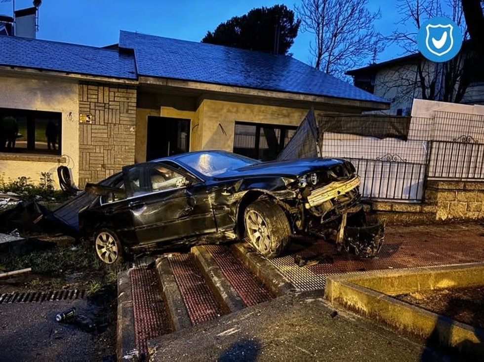 Un conductor sale ileso tras empotrase contra el muro de un chalé en Collado Villalba