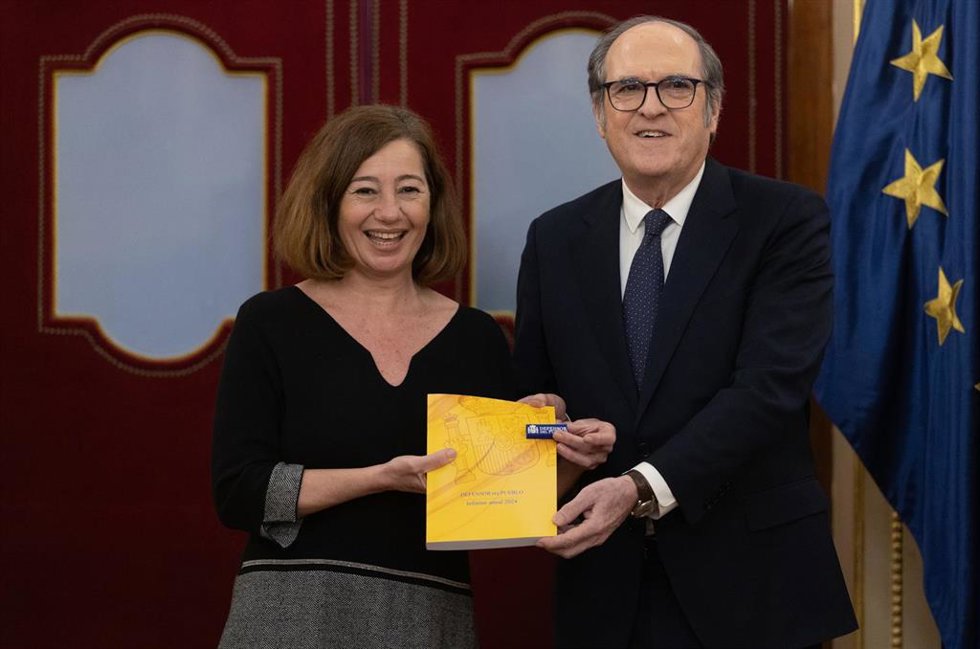 La presidenta del Congreso de los Diputados, Francina Armengol, recibe el Informe del Defensor del Pueblo de 2024, por parte del Defensor del Pueblo, Ángel Gabilondo, en el Congreso de los Diputados, a 25 de marzo de 2025, en Madrid (España).