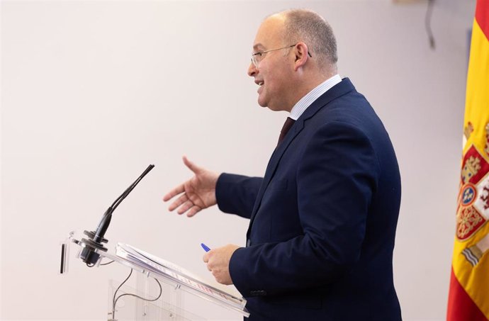 El portavoz del PP en el Congreso de los Diputados, Miguel Tellado, durante una rueda de prensa posterior a la Junta de Portavoces, en el Congreso de los Diputados, a 25 de marzo de 2025, en Madrid (España).