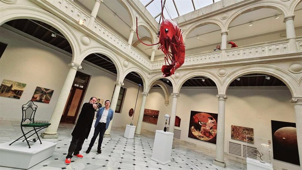 El presidente de la Diputación de Albacete, Santi Cabañero, visitando la exposición 'Alteraciones Patafísicas' de Ricardo Avendaño junto al propio artista.