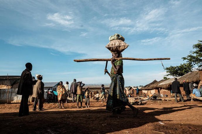Archivo - Una mujer vuelve transportando alimentos al campamento de desplazados internos de Rho, en la provincia de Ituri, en el este de República Democrática del Congo (RDC)