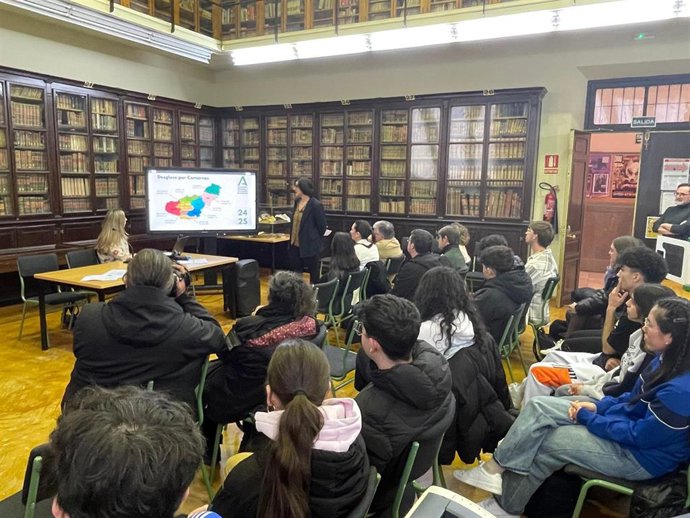 La Junta reparte más de 6.200 dispositivos digitales en centros educativos granadinos