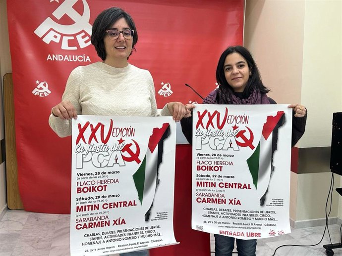 Carrmen María Ruiz y Raquel Arranz muestran el cartel de la 25 Fiesta del PCA.
