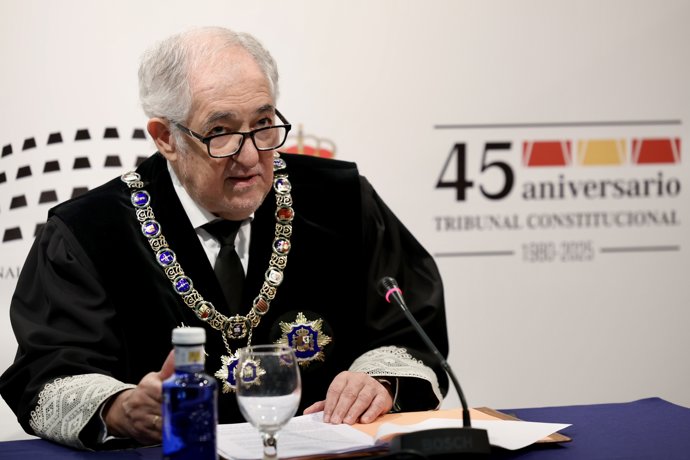 El presidente del Tribunal Constitucional, Cándido Conde-Pumpido, durante la atención a los medios de comunicación. A 18 de marzo de 2025, en Cádiz (Andalucía, España). El presidente del Tribunal Constitucional, Cándido Conde-Pumpido y la vicepresidenta d
