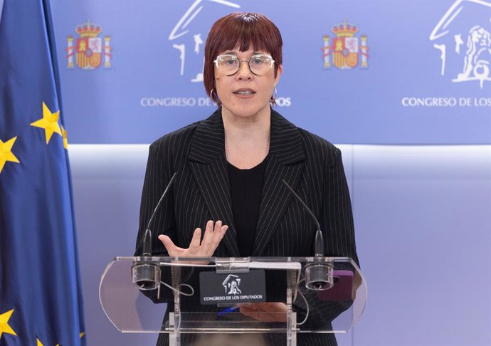 A porta-voz da Compomís no Congresso, Águeda Micó, durante uma coletiva de imprensa antes da reunião do Conselho de Porta-vozes, no Congresso dos Deputados, em 25 de março de 2025, em Madri (Espanha).