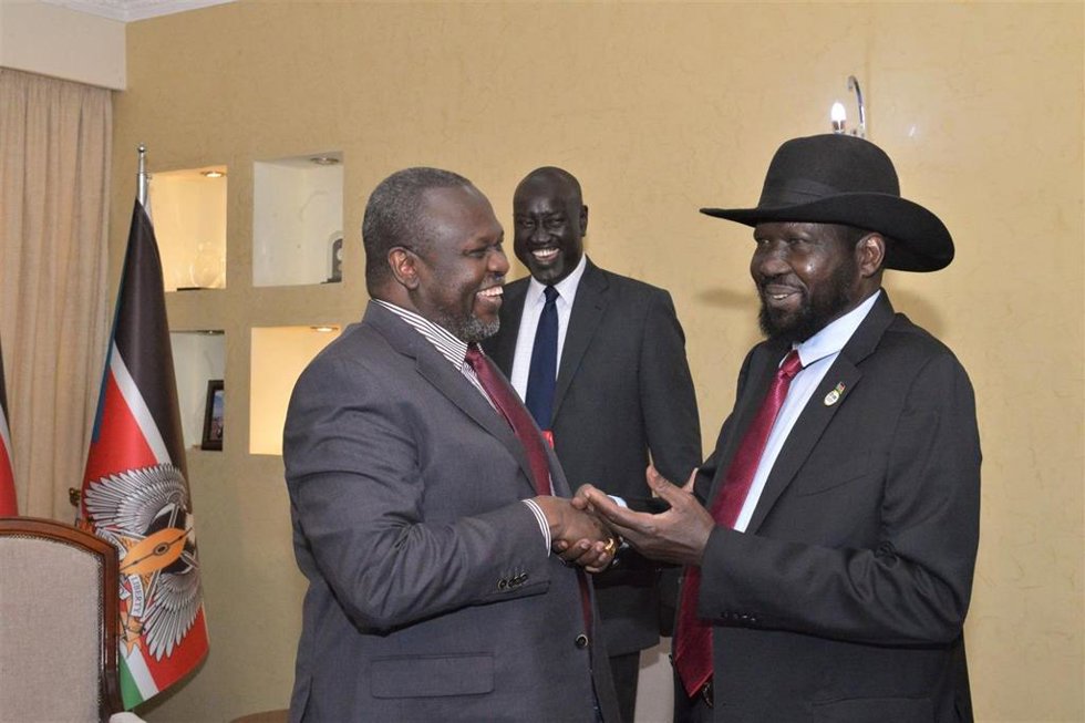 Archivo - El presidente de Sudán del Sur, Salva Kiir (derecha) junto al vicepresidente primero de Sudán del Sur y antiguo líder rebelde, Riek Machar (izquierda), durante un encuentro en 2020 (archivo)