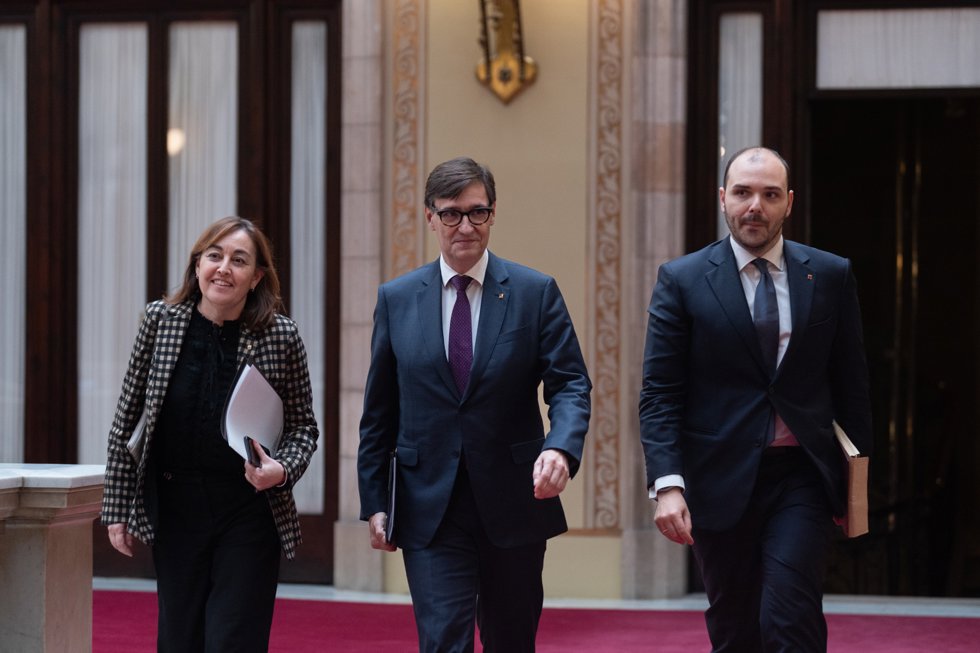 La consellera de Territorio de la Generalitat, Sílvia Paneque; el presidente de la Generalitat, Salvador Illa, y el conseller de Presidencia, Albert Dalmau, llegan al debate monográfico en el Parlament sobre Rodalies.