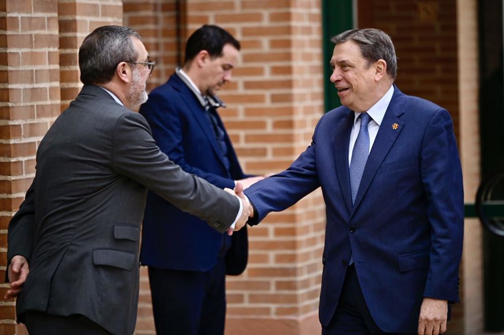 El ministro de Agricultura, Pesca y Alimentación, Luis Planas (1d), atiende a los medios de comunicación durante una visita a la 17 edición de la Feria Internacional para la Producción Animal (FIGAN), a 25 de marzo de 2025, en Zaragoza, Aragón (España)