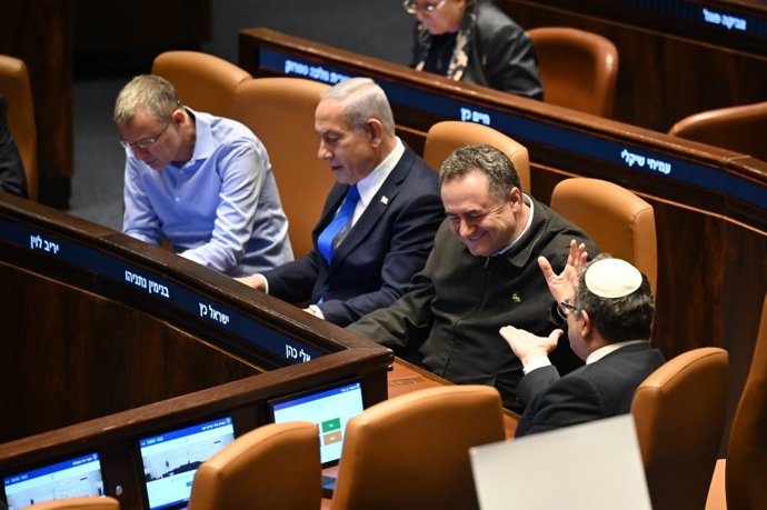 El primer ministro de Israel, Benjamin Netanyahu, y el ministro de Defensa, Israel Katz, votan los presupuestos en la Knesset