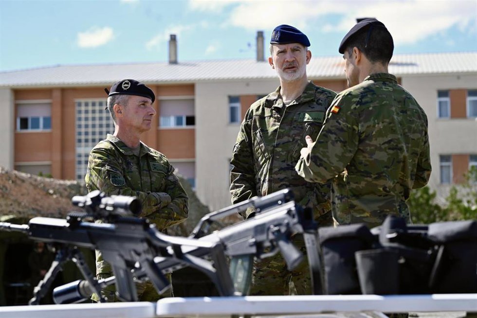 El Rey Felipe VI durante una visita a la Brigada Aragón I del Ejército de Tierra, en la Base Discontinua  San Jorge.