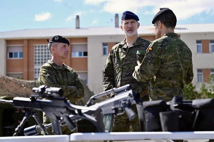 El Rey Felipe VI durante una visita a la Brigada ‘Aragón I’ del Ejército de Tierra, en la Base Discontinua ‘ San Jorge’, a 25 de marzo de 2025, en Zaragoza, Aragón (España). La Brigada ‘Aragón I’ del Ejército de Tierra fue creada el 1 de junio de 1986 con