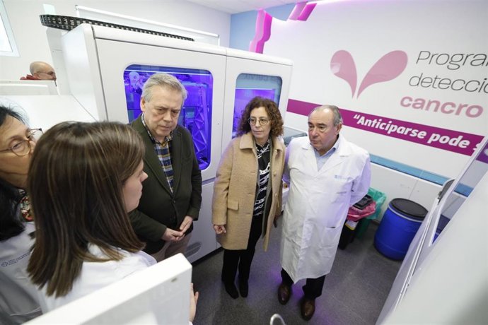 El conselleiro de Sanidade, Antonio Gómez Caamaño, y la directora xeral de Saúde Pública, Carmen Durán, visitan el laboratorio de microbiología del HULA.