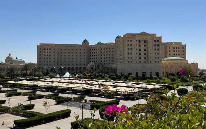 RIYADH, 24 de março de 2025 -- Esta foto tirada em 24 de março de 2025 mostra o hotel onde as delegações dos EUA e da Rússia iniciaram uma nova rodada de negociações em Riad, na Arábia Saudita. As delegações dos Estados Unidos e da Rússia iniciaram uma no