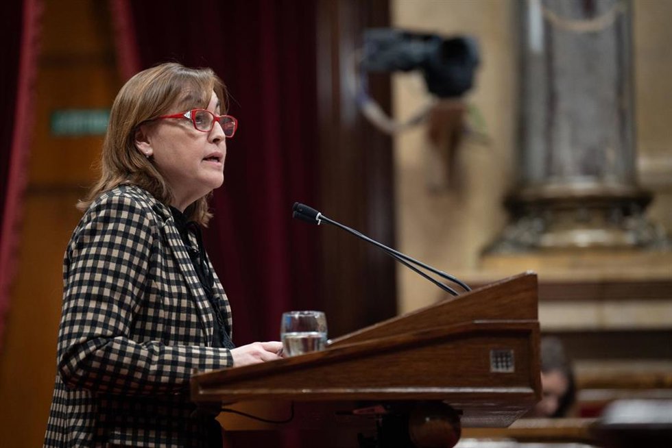 La consellera de Territori, Silvia Paneque, durante una sesión plenaria, en el Parlament, a 25 de marzo de 2025, en Barcelona, Cataluña (España). El presidente de la Generalitat, comparece en el pleno monográfico que, a petición de ERC, Comuns y la CUP,