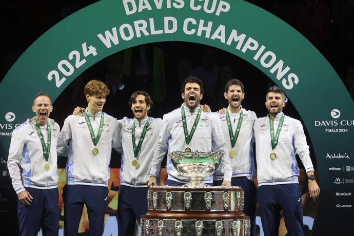 Archivo - 24 November 2024, Spain, Malaga: Italy tennis team celebrate with the trophy after winning the Davis Cup final men's singles tennis match between Italy and Netherlands. Photo: Lorenzo Carnero/ZUMA Press Wire/dpa