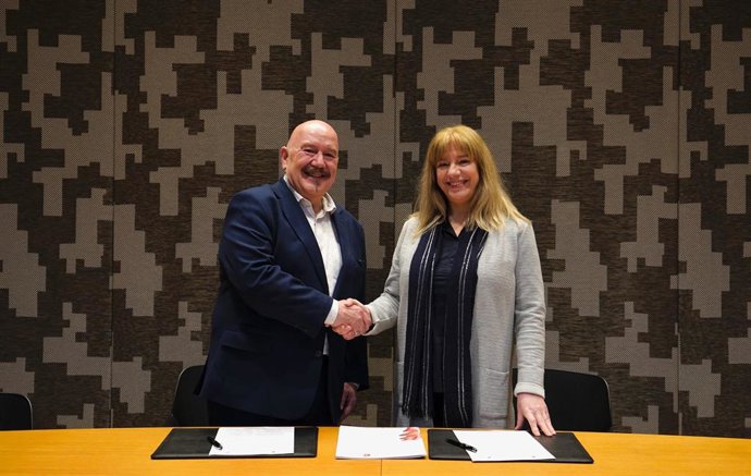 El director general de Euskalduna Bilbao, Iñigo Iturrrate, y la directora general y académica de Musikene-Centro Superior de Música del País Vasco, Miren Iñarga.