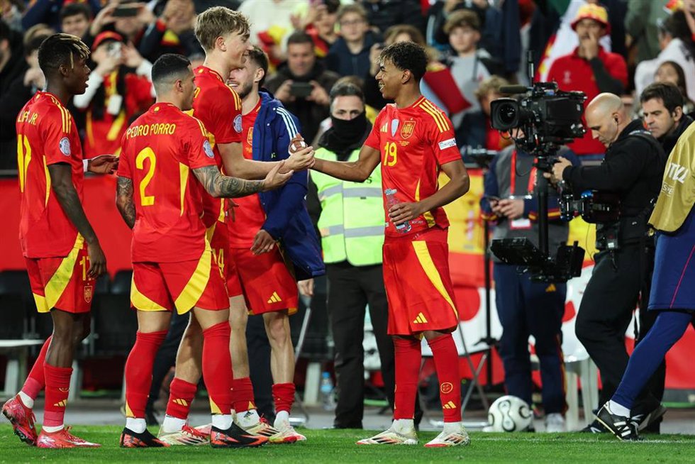 Lamine Yamal celebra con Dean Huijsen, Nico Williams y Pedro Porro su gol en el España-Países Bajos de la vuelta de cuartos de final de la Liga de Naciones 24-25