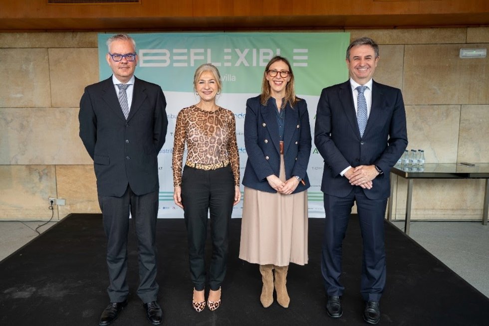 El coordinador del proyecto BeFlexible en Endesa, Daniel Davi Arderius; la consejera de Cultura, Patricia Del Pozo; la viceconsejera de Universidad, Lorena Garrido; director de Endesa en Andalucía, Rafael Sánchez.