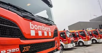 Los Bombers trabajan con 13 dotaciones en un incendio en una nave industrial en Caldes (Barcelona)