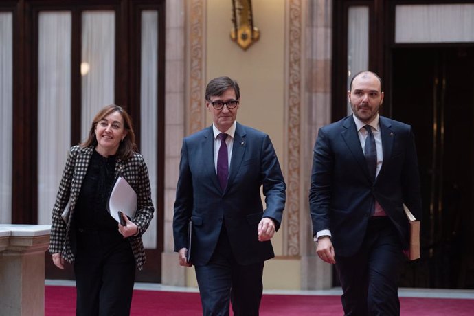 La consellera de Territori de la Generalitat, Sílvia Paneque; el president de la Generalitat, Salvador Illa, i el conseller de Presidència, Albert Dalmau, arribant al debat monogràfic del Parlament sobre Rodalies