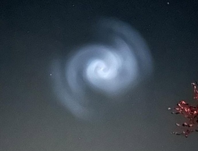 O Met Office distribuiu imagens da espiral celestial atribuídas a um foguete Space X.
