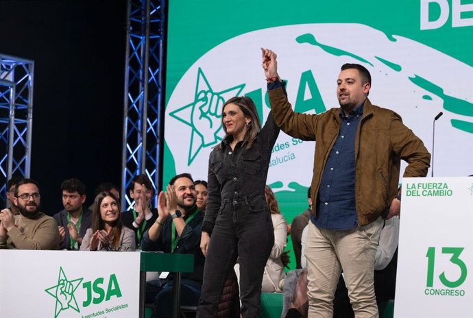 La vicesecretaria general del PSOE-A, María Márquez, y el nuevo secretario general de JSA, Lázaro Martínez, en la clausura del 13º Congreso de Juventudes Socialistas de Andalucía (JSA).