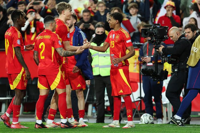 Lamine Yamal, da Espanha, comemora um gol durante a partida entre Espanha e Holanda pelas quartas de final da UEFA Nations League, no estádio Mestalla, em 23 de março de 2025, em Valência, Espanha.