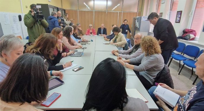 La consejera de Salud del Principado de Asturias, Concepción Saavedra, y el viceconsejero de Política Sanitaria, Pablo García --en la cabecera de la mesa-- durante la primera reunión de la comisión de seguimiento de la ampliación del Hospital de Cabueñes.