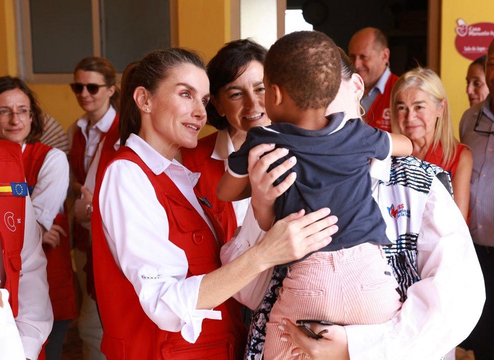 La Reina Letizia cumple con su agenda en Cabo Verde manteniendo su compromiso con la cooperación internacional