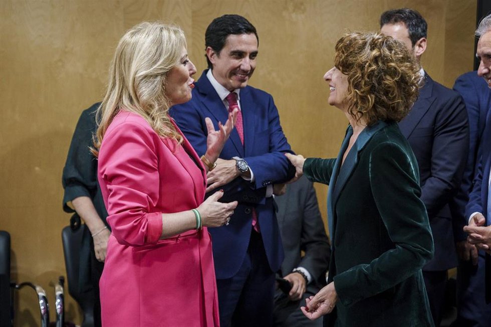 La vicepresidenta primera del Gobierno y ministra de Hacienda, María Jesús Montero (d), y la consejera de Economía, Hacienda y Fondos Europeos de la Junta de Andalucía, Carolina España (i), en el CPFF, a 26 de febrero de 2025. (Foto de archivo).