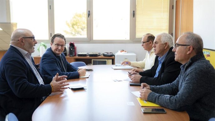 El diputado autonómico Alejandro Hernández y el diputado en Cortes José Ramírez, durante el encuentro que han tenido con COAG Andalucía, encabezada por su secretario general, Miguel López.