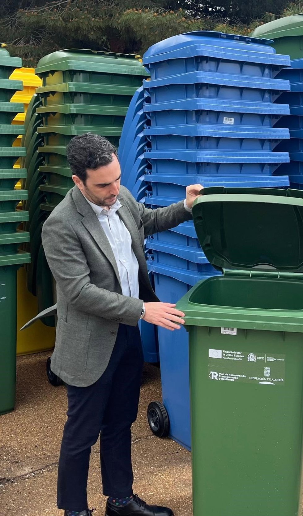 El diputado provincial de Almería Carlos Sánchez supervisa la recepción de los contenedores.